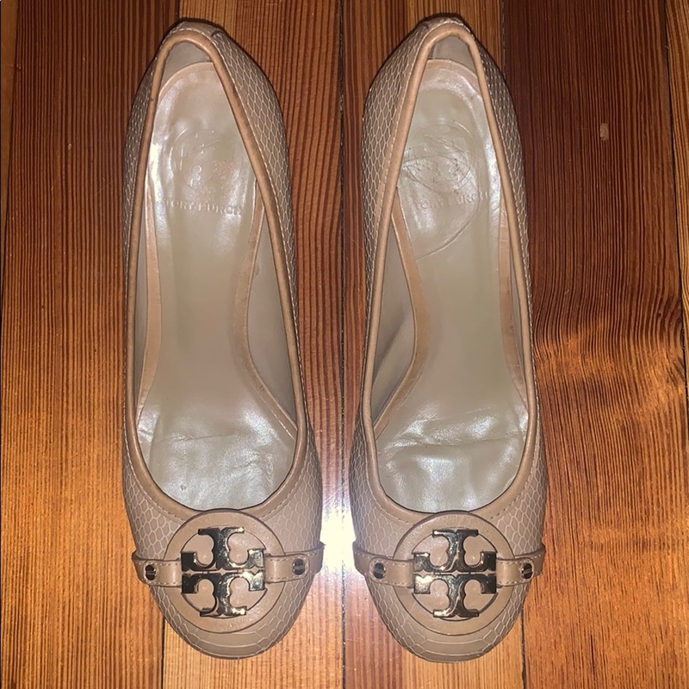 Tory Burch classic nude/tan pumps